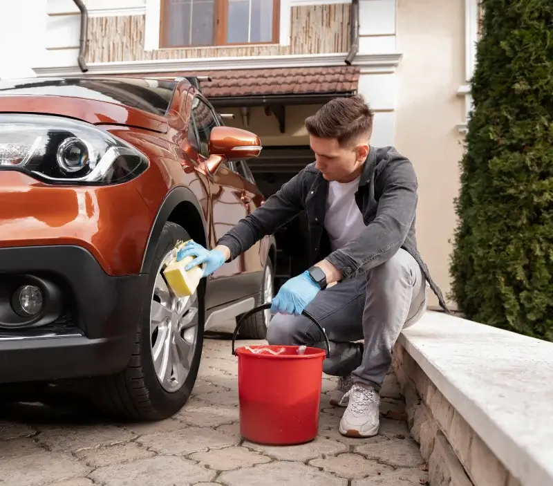 Lavage auto à domicile Noisiel : professionnel intervenant sur un véhicule